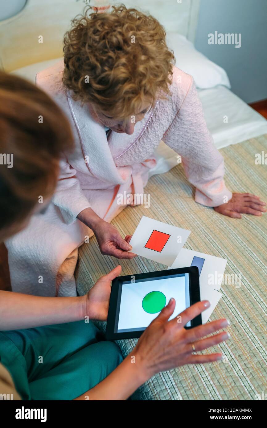 Ärztin zeigen geometrische Formen ältere Patienten Stockfoto