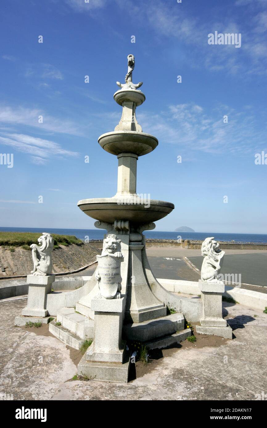 Girvan, Ayrshire, Schottland, Großbritannien , das Clachar Family Memorial erbaut zu einer Zeit, als aufwendige öffentliche Denkmäler waren modisch, dieser Brunnen an der Küste Girvan nicht mehr funktioniert. Es ist jedoch immer noch ein imposantes Denkmal. DIE INSCHRIFT LAUTET: ERRICHTET IN LIEBEVOLLER ERINNERUNG AN IHRE ELTERN CAPTAIN & MRS ALEX CLACHAR UND FAMILIE UND AN IHREN MANN VON MRS CRAWFORD MCCRACKEN MOORSTON GIRVAN APRIL 1927 Stockfoto