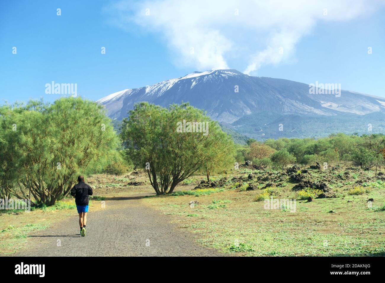 Ein männlicher Läufer genießt Outdoor-Aktivitäten im Ätna Park A Wahrzeichen der Natur in Sizilien und Outdoor-Tourismus Stockfoto