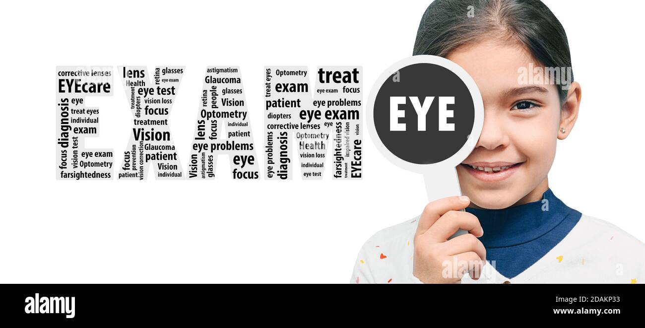 Augenuntersuchung für Kinder. Kleines Mädchen mit Augen-Check-up, schloss sie ein Auge und Lesen. Augentest für Kinder. Diagnose von Sehbehinderung Stockfoto