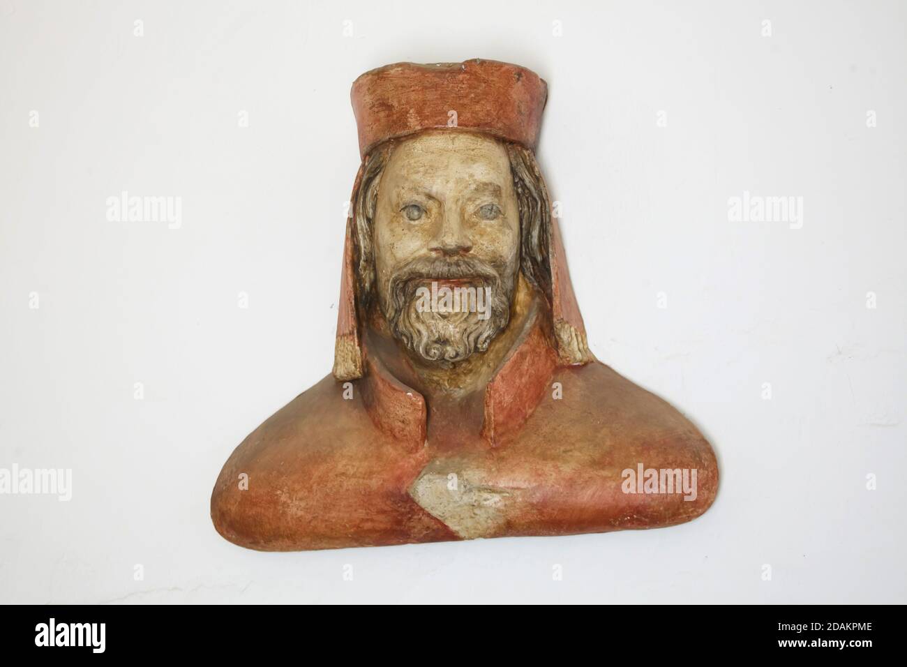 Kaiser Karl IV Farbiger Gipsabguss der gotischen Büste des deutsch-böhmischen Architekten und Bildhauers Peter Parler (Petr Parléř) aus dem Triforium des St.-Veits-Doms auf der Prager Burg, ausgestellt in der Felsenburg Vranov (Skalní hrad Vranov U Malé Skály) bei Malá Skála im Lausitzer Gebirge in Nordböhmen, Tschechien. Stockfoto