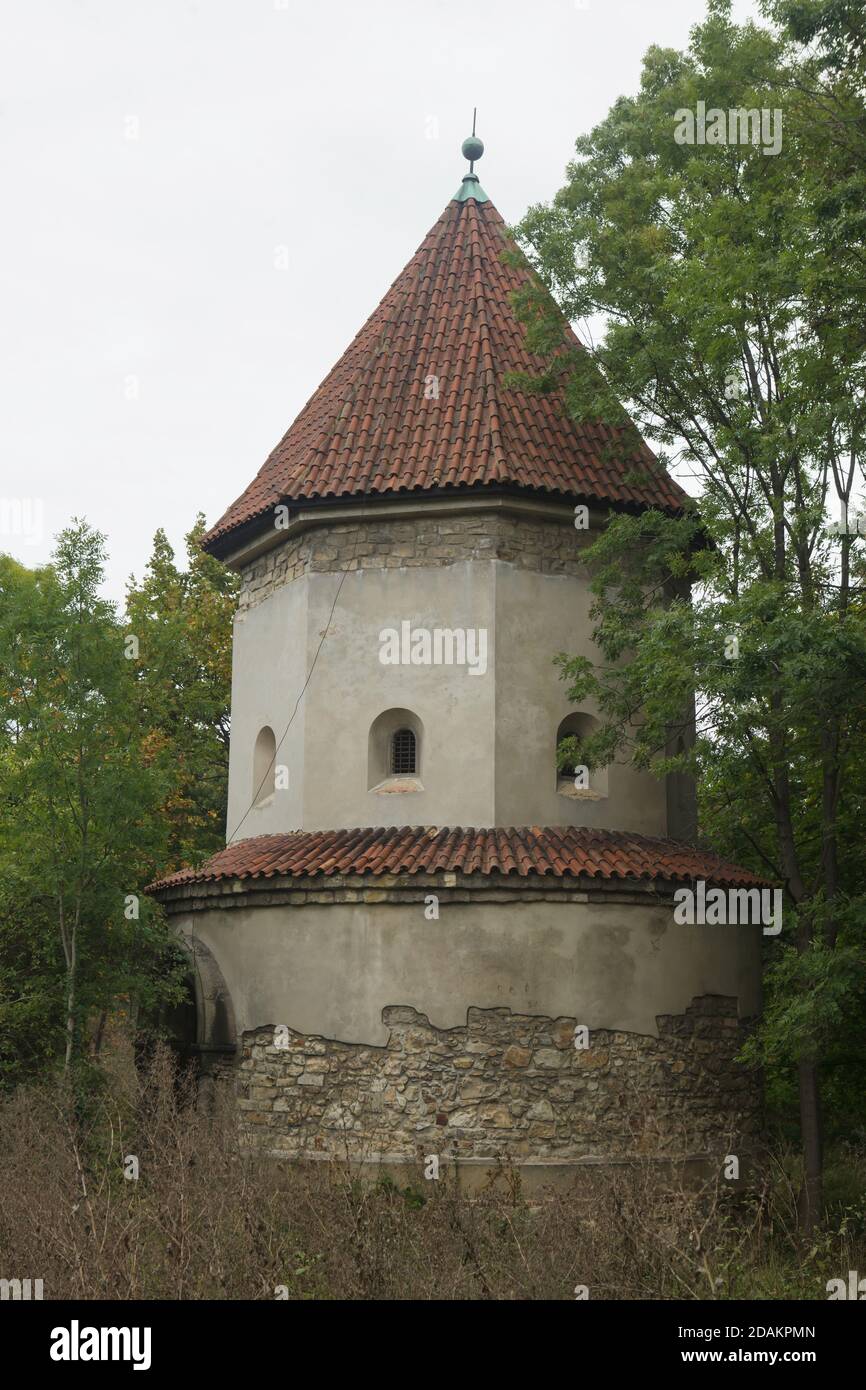 Kapelle der Heiligen Maria von Altötting (Kaple Panny Marie Altöttinské) im Bezirk Břevnov in Prag, Tschechische Republik. Die verlassene Kapelle aus der Mitte des 17. Jahrhunderts ist das einzige erhaltene Gebäude des ehemaligen Theatinenklosters, das sich hier einst befand. Stockfoto