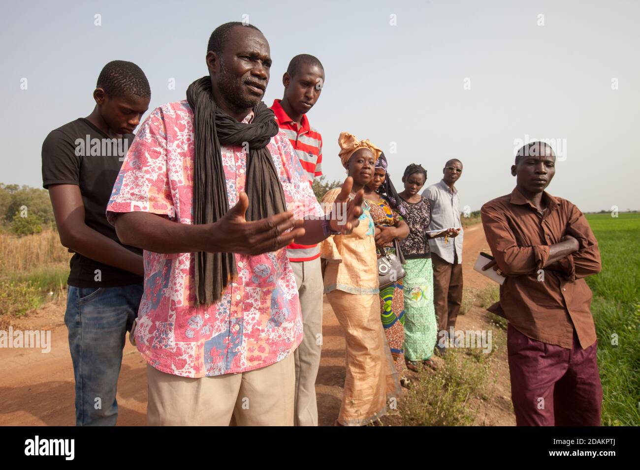 Selingue, Mali, 28th. April 2015; Bangaly Kante, Obertechniker für Landwirtschaft, Beratung Farmer Sekou Dumbia, (rosa Jacke). Mitarbeiter und Praktikanten in Stockfoto