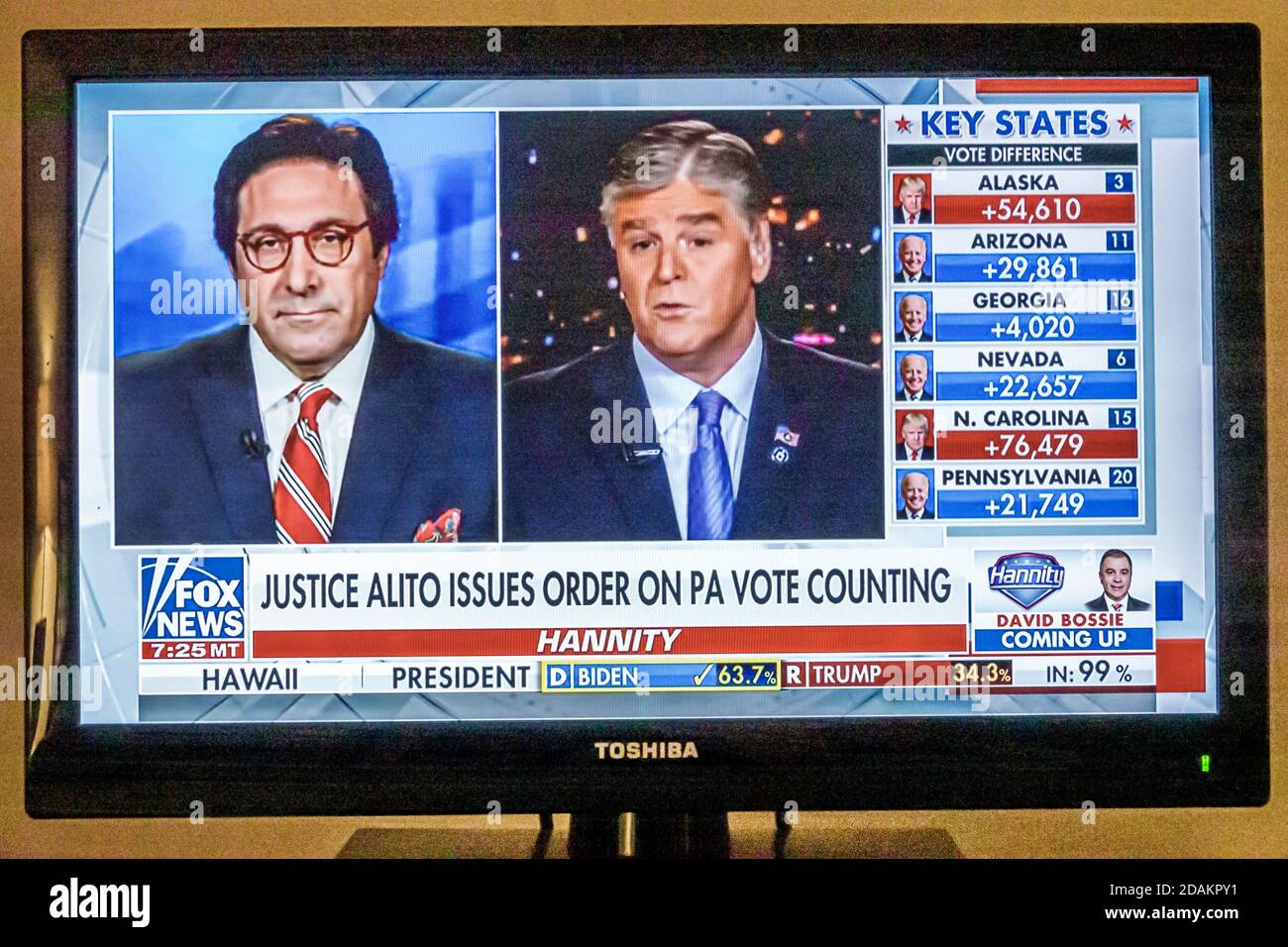 TV Kabelfernsehen Bildschirm 2020 US-Präsidentschaftswahlen Ergebnisse, Joe Biden Donald Trump wählt Wahlkolleg Volksabstimmung, illegale cou Stockfoto