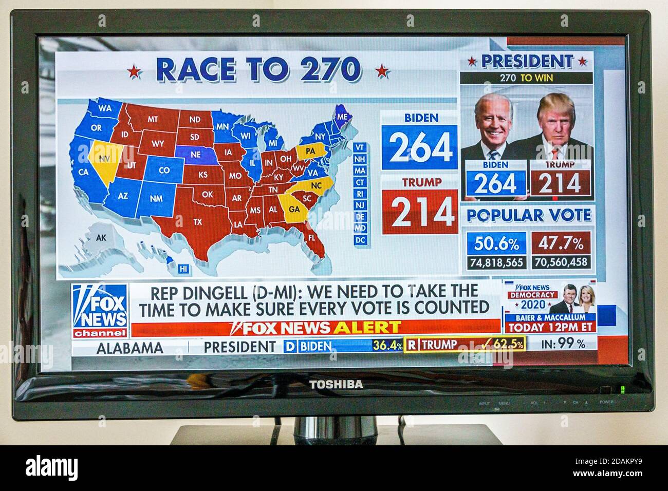 TV-Bildschirm Monitor 2020 US-Präsidentschaftswahlergebnisse,Joe Biden Donald Trump stimmt ab,Wahlkolleg wählt Anzahl Fox News Karte Stockfoto