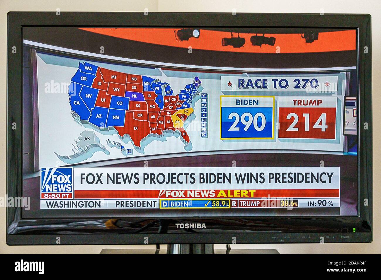 TV Kabelfernsehen Bildschirm 2020 Ergebnisse der US-Präsidentschaftswahlen,Joe Biden Donald Trump wählt Wahlkolleg Volksabstimmung,Fox News PR Stockfoto
