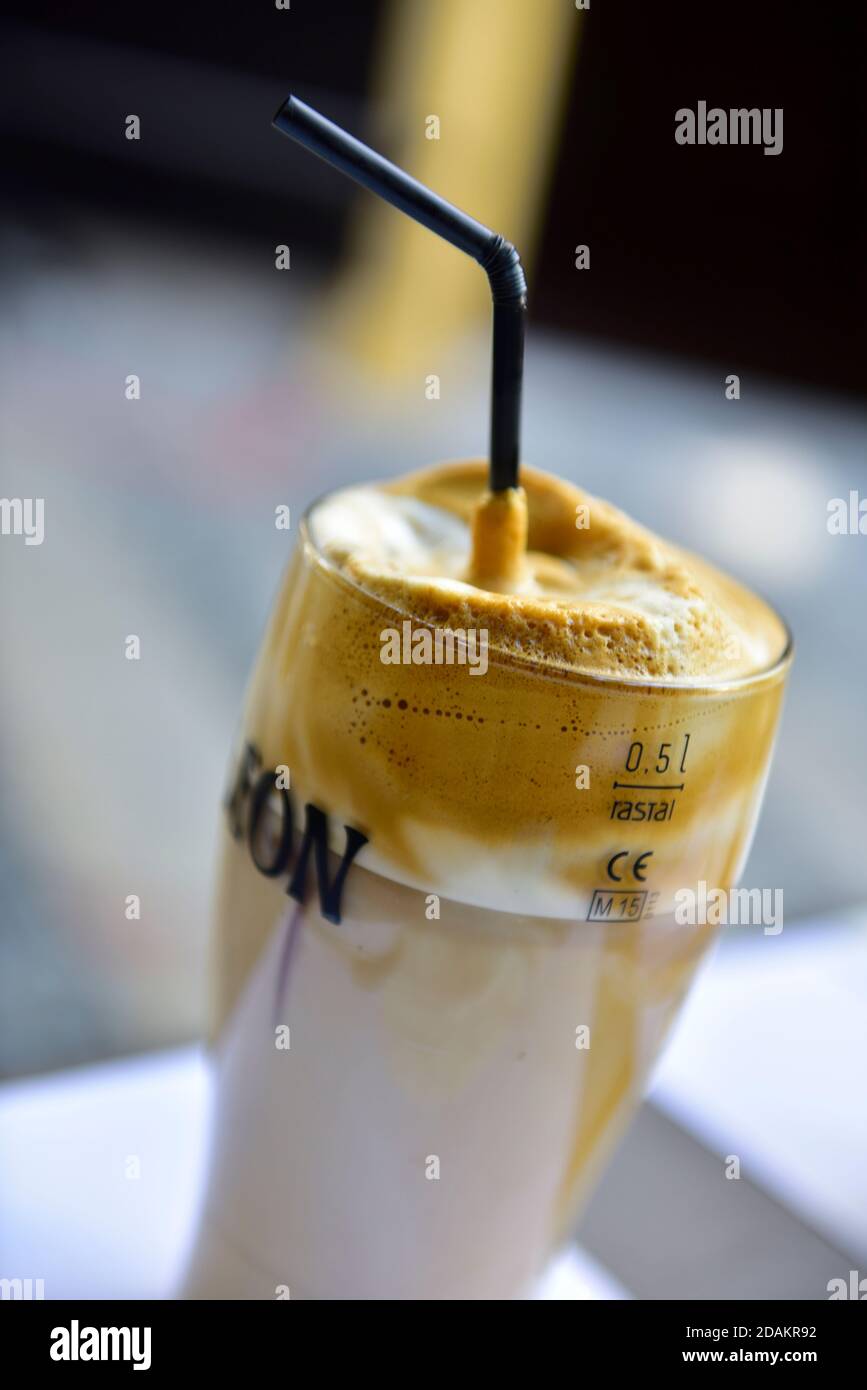 Glas Eiskaffee mit Stroh Stockfoto