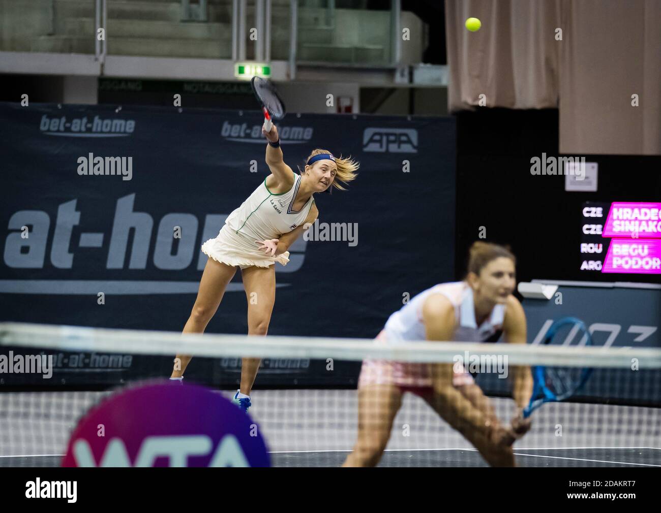 Nadia Podoroska aus Argentinien spielt Doppel mit Irina-Camelia Begu of Rumänien beim Upper Austria Ladies Linz WTA Internat 2020 / LM Stockfoto