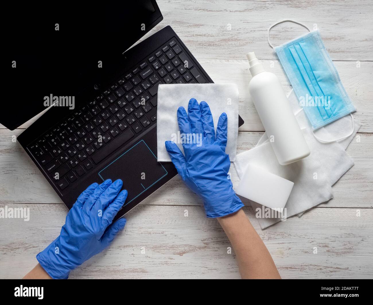 Laptop-Desinfektion, um sich vor Bakterien und Viren zu schützen, zu Hause zu bleiben, fern zu arbeiten. Stockfoto