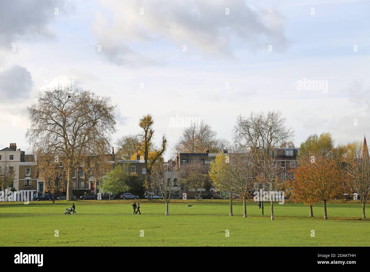 Wanderer Radfahrer und Hundewanderer genießen einen sonnigen Herbsttag auf Peckham Rye Common, South East London, UK. Stockfoto