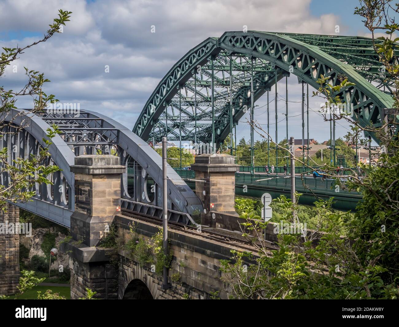 Blick auf Sunderlands berühmte Wearmouth Bridge & Railway Bridge Stockfoto