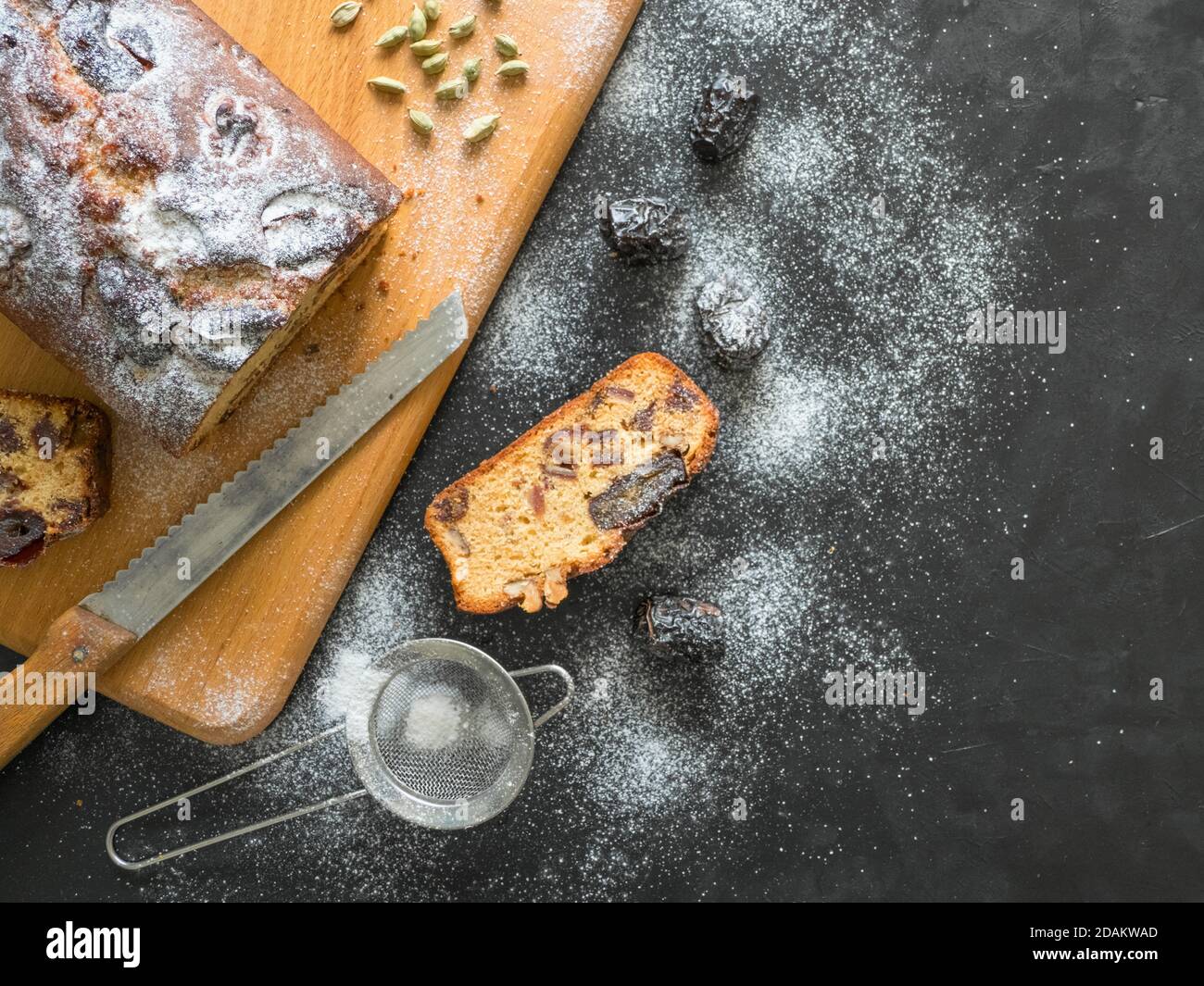 Hausgemachte Datteln Brot mit Walnüssen auf einem schwarzen Tisch. Draufsicht, kopieren Sie die Spase. Stockfoto