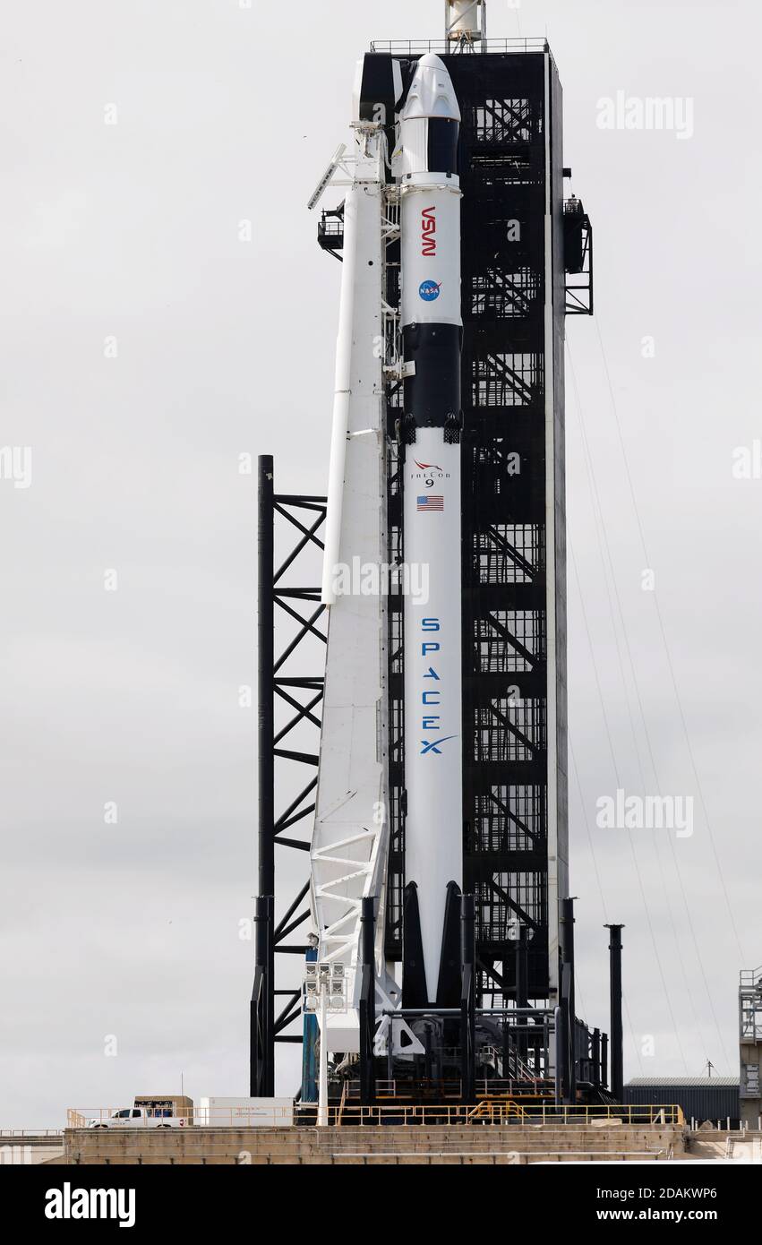 Eine SpaceX Falcon 9 Rakete, gekrönt mit der Crew Dragon Kapsel, ist bereit, vier Astronauten auf der ersten operativen NASA-Mission kommerzielle Crew am Kennedy Space Center in Cape Canaveral, Florida, USA, 13. November 2020 zu tragen. REUTERS/Thom Baur Stockfoto