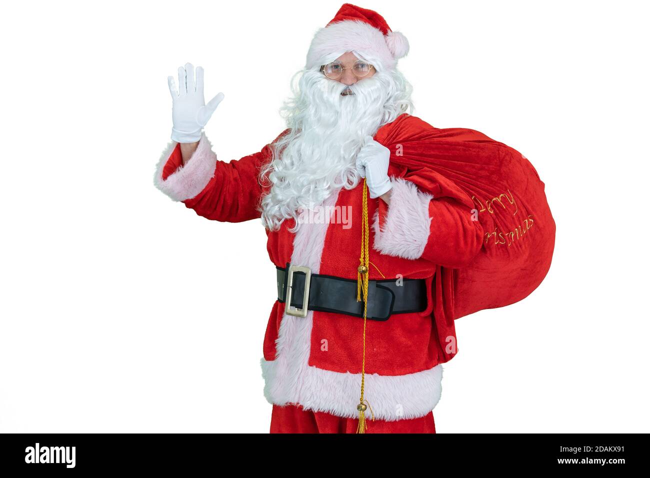 Weihnachtsmann mit Geschenken Sack. Santa Claus hält Geschenktüte auf weißem Hintergrund. Weihnachten steht bevor Stockfoto