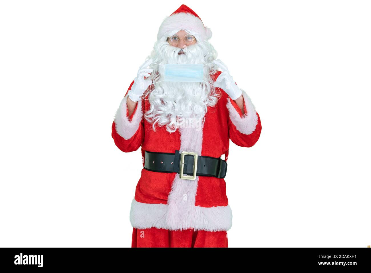 Santa trägt covid medizinische Maske. Weihnachtsmann mit Atemschutzmaske auf weißem Hintergrund. Sicherheit Weihnachten Stockfoto