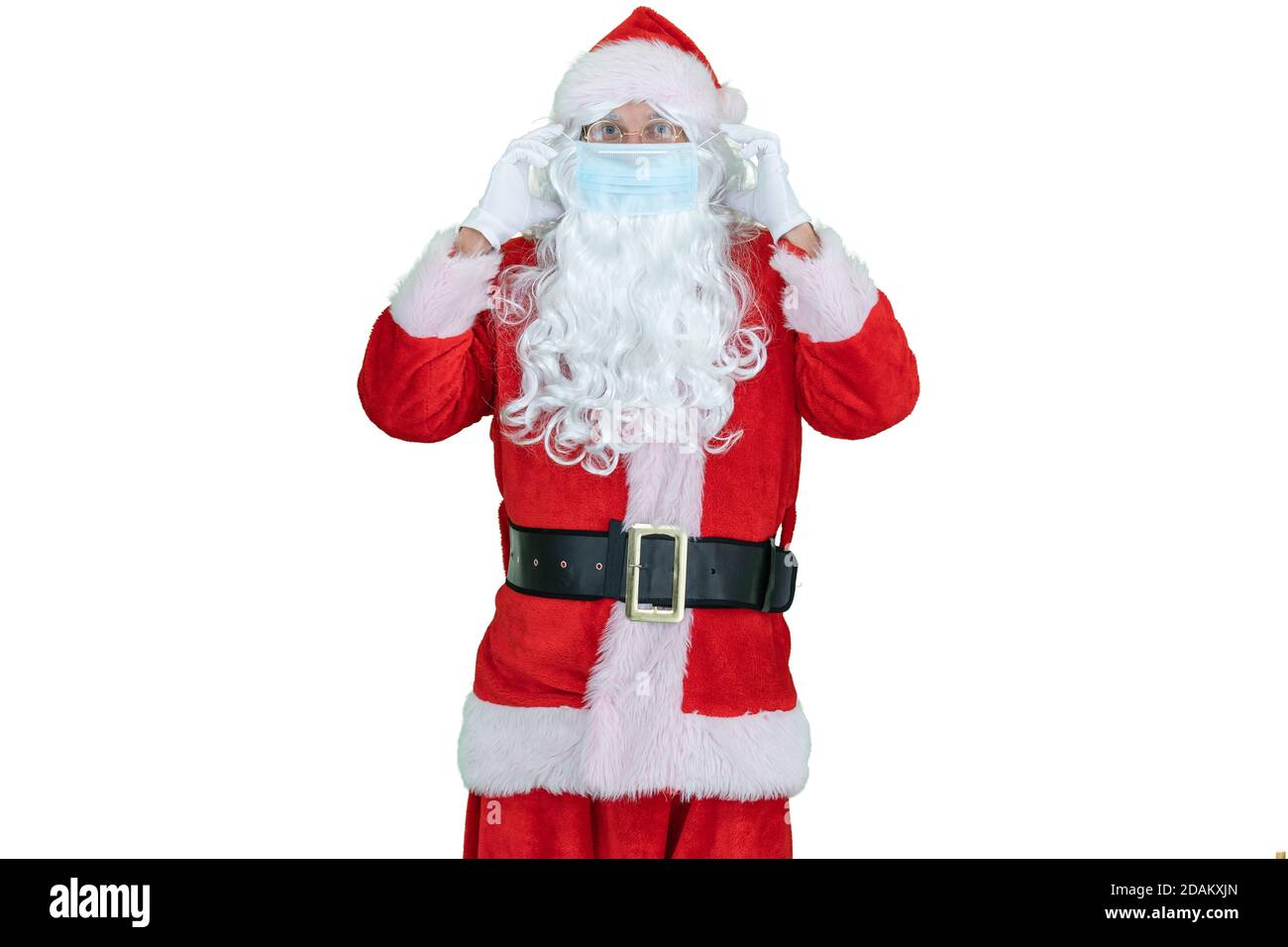 Santa trägt covid medizinische Maske. Weihnachtsmann mit Atemschutzmaske auf weißem Hintergrund. Sicherheit Weihnachten Stockfoto