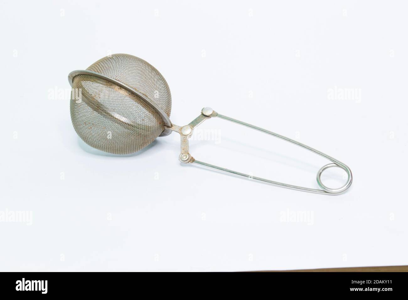 Vintage Metall Tee Sieb Infuser auf grauem Hintergrund Stockfoto