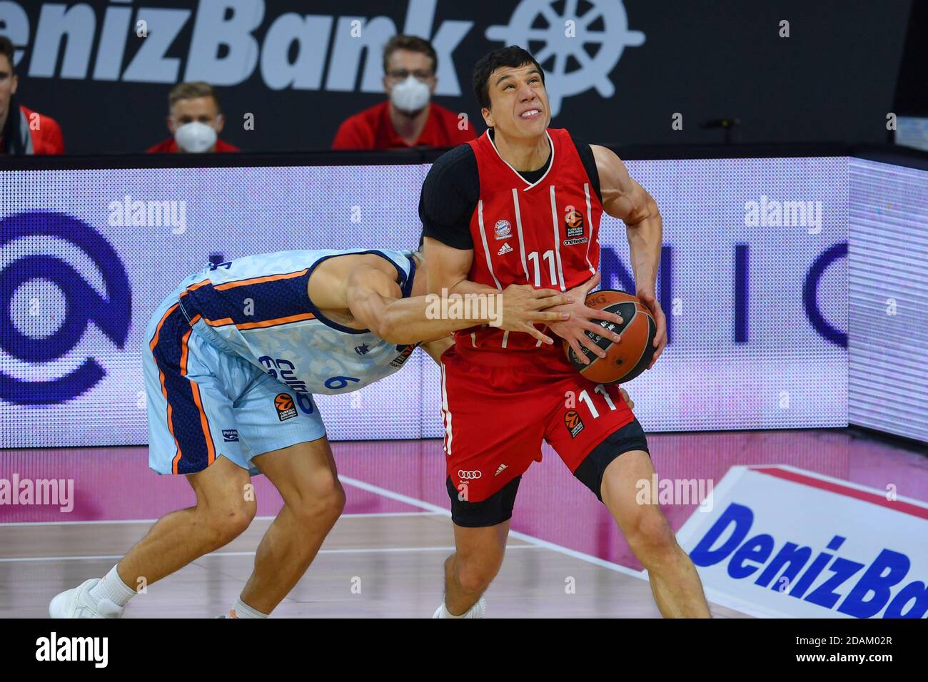 München, Deutschland. November 2020. VLADIMIR LUCIC (FCB), Action, Duelle gegen Alberto ABALDE (Valencia). Basketball EuroLeague/8. Spieltag. FC Bayern München-Valencia Basket Club am 13. November 2020, AUDIDOM E. Quelle: dpa/Alamy Live News Stockfoto