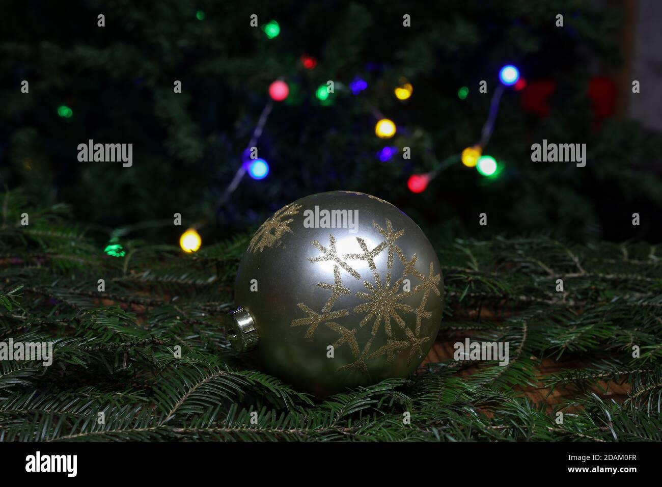 Weihnachtskomposition mit schönen silbernen Weihnachtskugel Stockfoto
