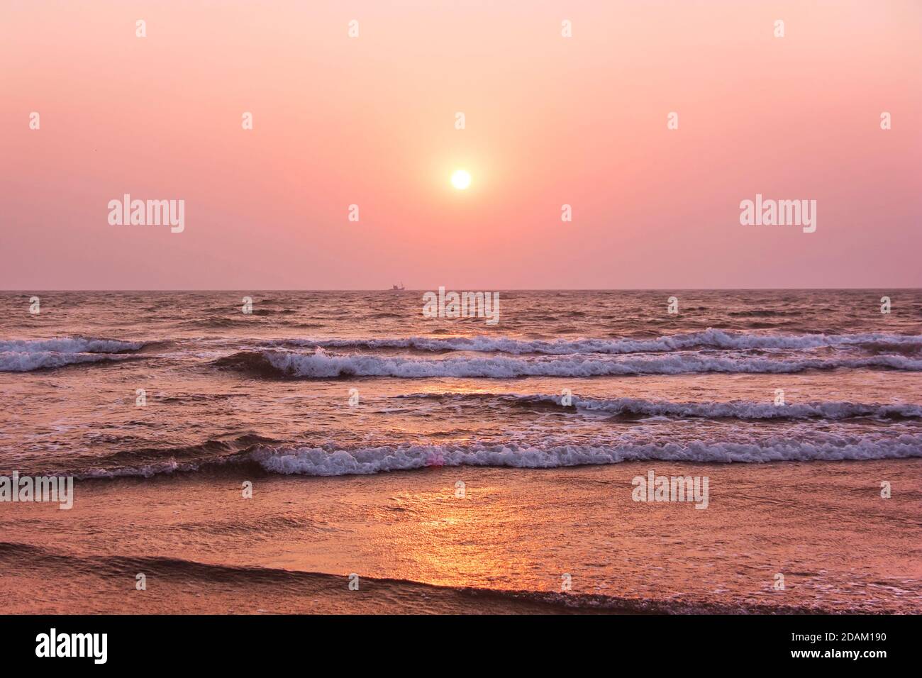 Sonnenuntergang über dem Arabischen Meer. Goa, Indien Stockfoto