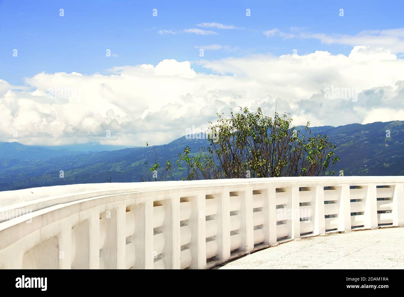 Blick auf Sarangkot von der Shanti Stupa (Weltfriedenspagode). Pokhara, Nepal Stockfoto