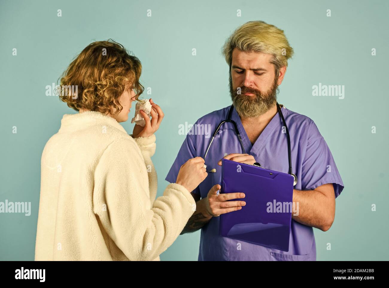 Befolgen Sie diese Anweisungen. Beratung zur Diagnose von Erkrankungen. Arzt- und Patientenbesprechung im Krankenhaus. Medizinisches Fachpersonal. Gesundheitswesen und Medizin. Arzt und Patient sprechen über Behandlung. Stockfoto