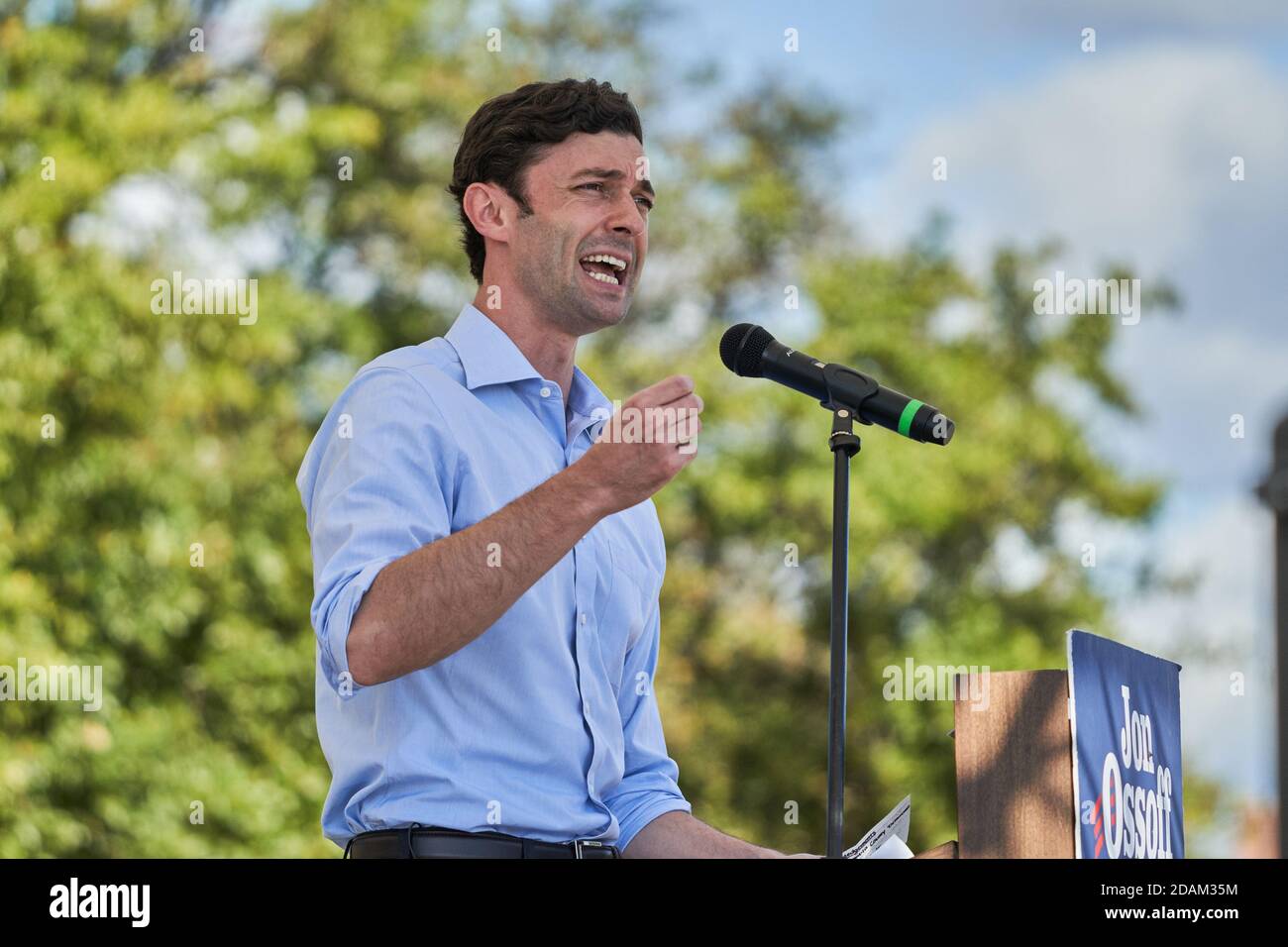 Augusta, USA. November 2020. Senatskandidat Jon Ossopf spricht bei der Drive-in-Kundgebung an, um Unterstützung für seine Stichwahl gegen David Perdue am 13. November 2020 in Augusta, Georgia, zu gewinnen. Kredit: Sanjeev Singhal/Der Nachrichtenzugang Gutschrift: Der Fotozugang/Alamy Live Nachrichten Stockfoto