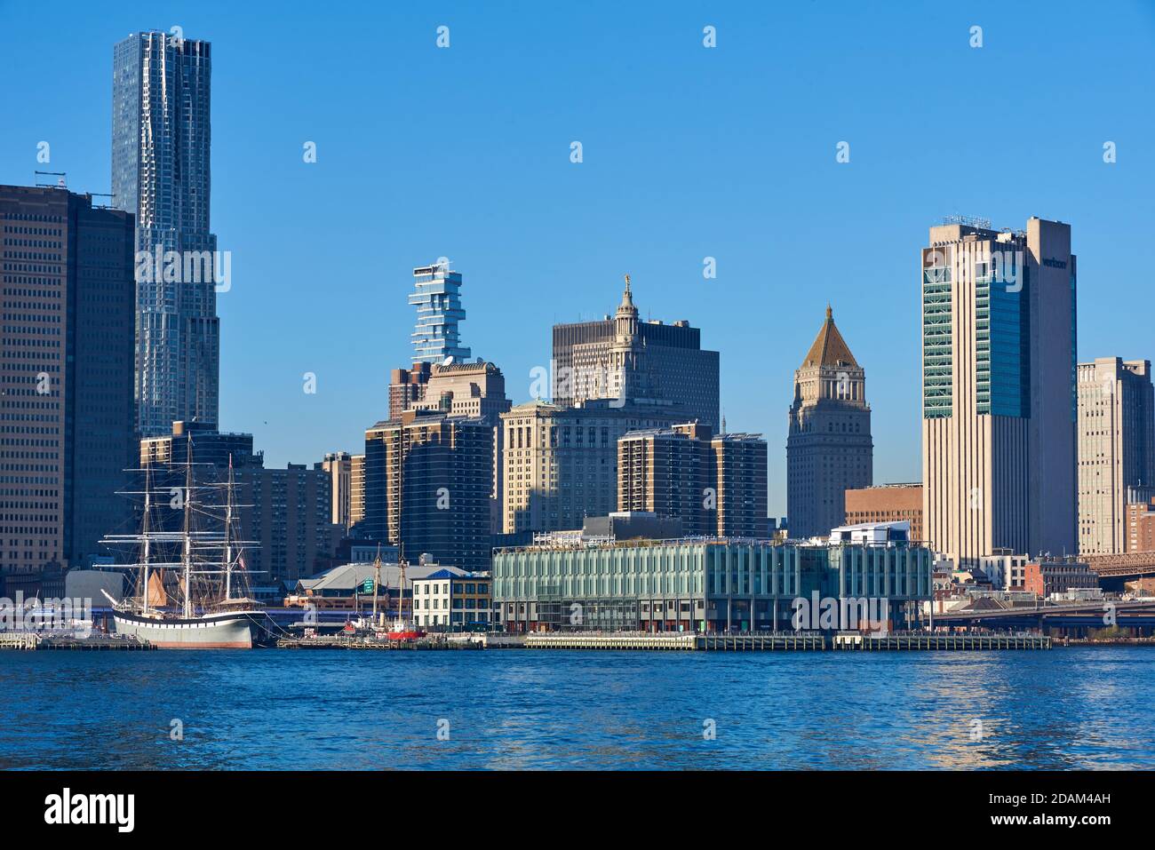 Blick auf den South Street Seaport mit dem Schiff Wavertree (1885) und das renovierte Pier 17 Einkaufszentrum. Stockfoto