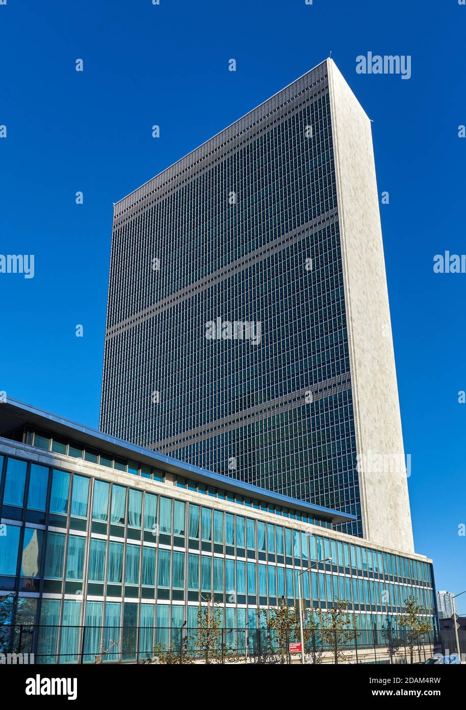 Das 39-stöckige Gebäude des Sekretariats der Vereinten Nationen (1950) und die Dag Hammarskjöld Bibliothek. Stockfoto