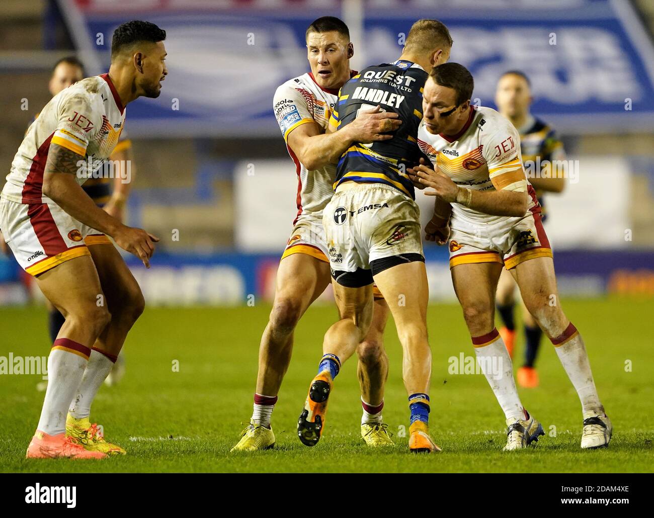 Leeds Rhinos' Ash Handley (Mitte) wird von Joel Tomkins und James Maloney (rechts) der Katalanen Dragons während des Betfred Super League Play-Off-Spiels im Halliwell Jones Stadium, Warrington, angegangen. Stockfoto