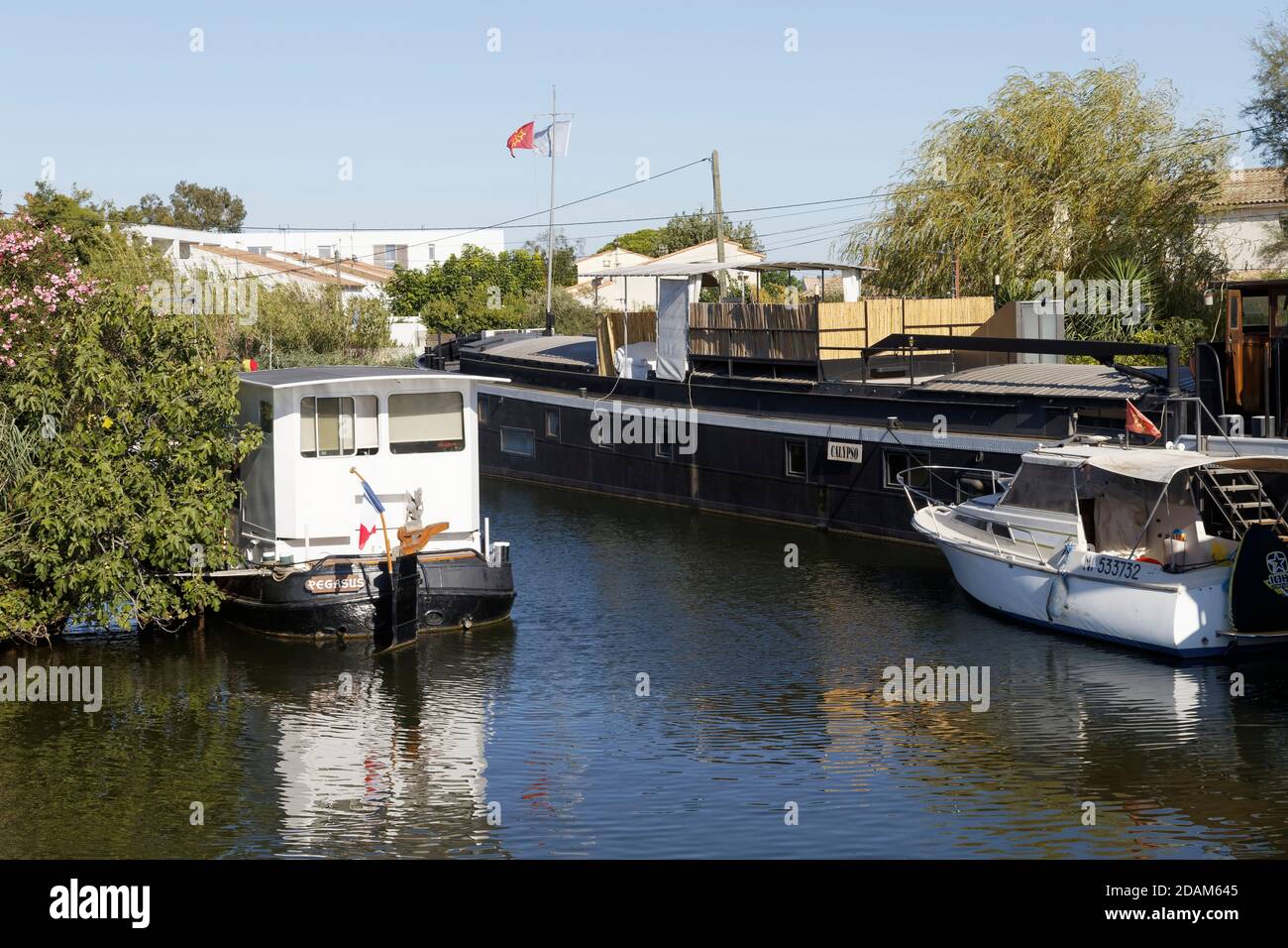 Aigues-Mortes, Frankreich. August 2020. Die Schiffe im Kanal Rhône in Sete bei Aigues-Mortes, Gard, Frankreich. Stockfoto