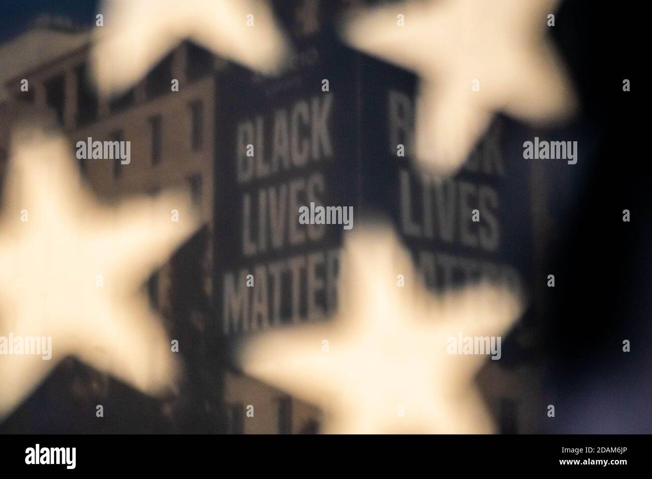 Washington, Usa. November 2020. Ein Black-Lives-Matter-Zeichen wird durch eine amerikanische Flagge als Unterstützer von US-Präsident Donald Trump und diejenigen gegen Trump am Freitag, 13. November 2020, auf dem BLM Plaza in der Nähe des Weißen Hauses in Washington, DC, gesehen. Anhänger von Trump behaupten, er sei immer noch der Gewinner und werde weitere 4 Jahre weitermachen. Foto von Ken Cedeno/UPI Kredit: UPI/Alamy Live Nachrichten Stockfoto