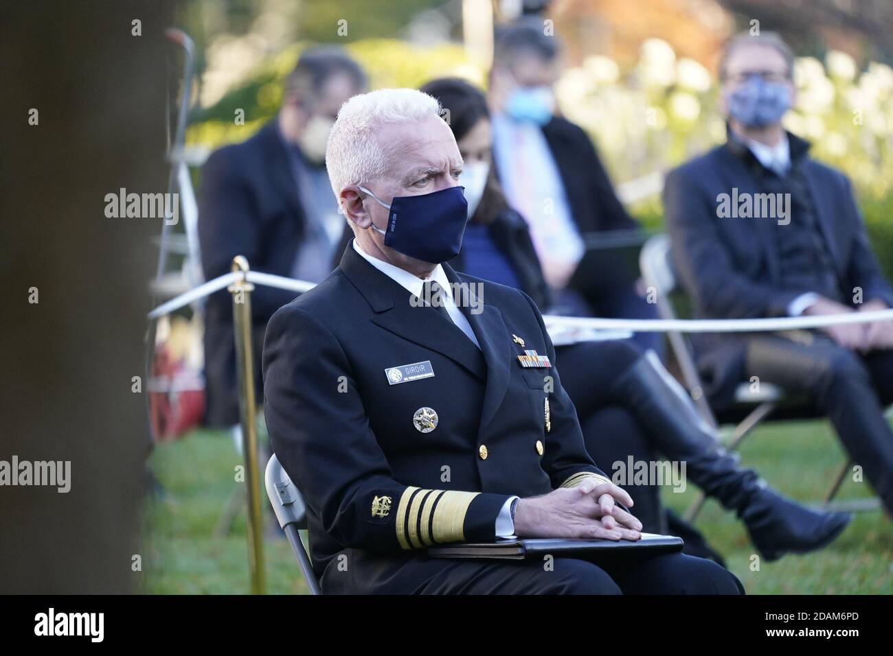 Admiral Brett Giroir, stellvertretender US-Gesundheitsminister erwartet die Ankunft von US-Präsident Donald J. Trump, der am Freitag, den 13. November 2020, im Rosengarten des Weißen Hauses in Washington, DC, ein Update über die Operation Warp Speed liefern wird. OWS ist eine öffentlich-private Partnerschaft, die von der Trump-Regierung initiiert wurde, um die Entwicklung, Herstellung und den Vertrieb von COVID-19-Impfstoffen, Therapeutika und Diagnostika zu erleichtern und zu beschleunigen. Quelle: Chris Kleponis/Pool via CNP *** Local Caption *** BSMID5150636 - Nutzung weltweit Stockfoto