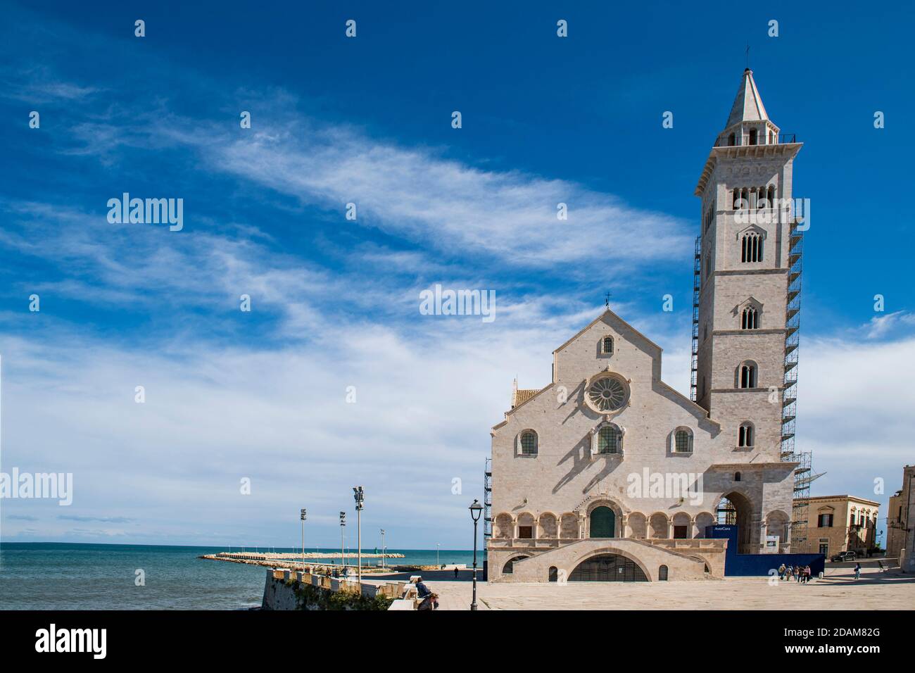 Kathedrale Santa Maria Assunta, Trani, Bari, Apulien, Italien. Es wurde aus Trani-Stein gebaut, einem für die Gegend typischen Baumaterial. Stockfoto
