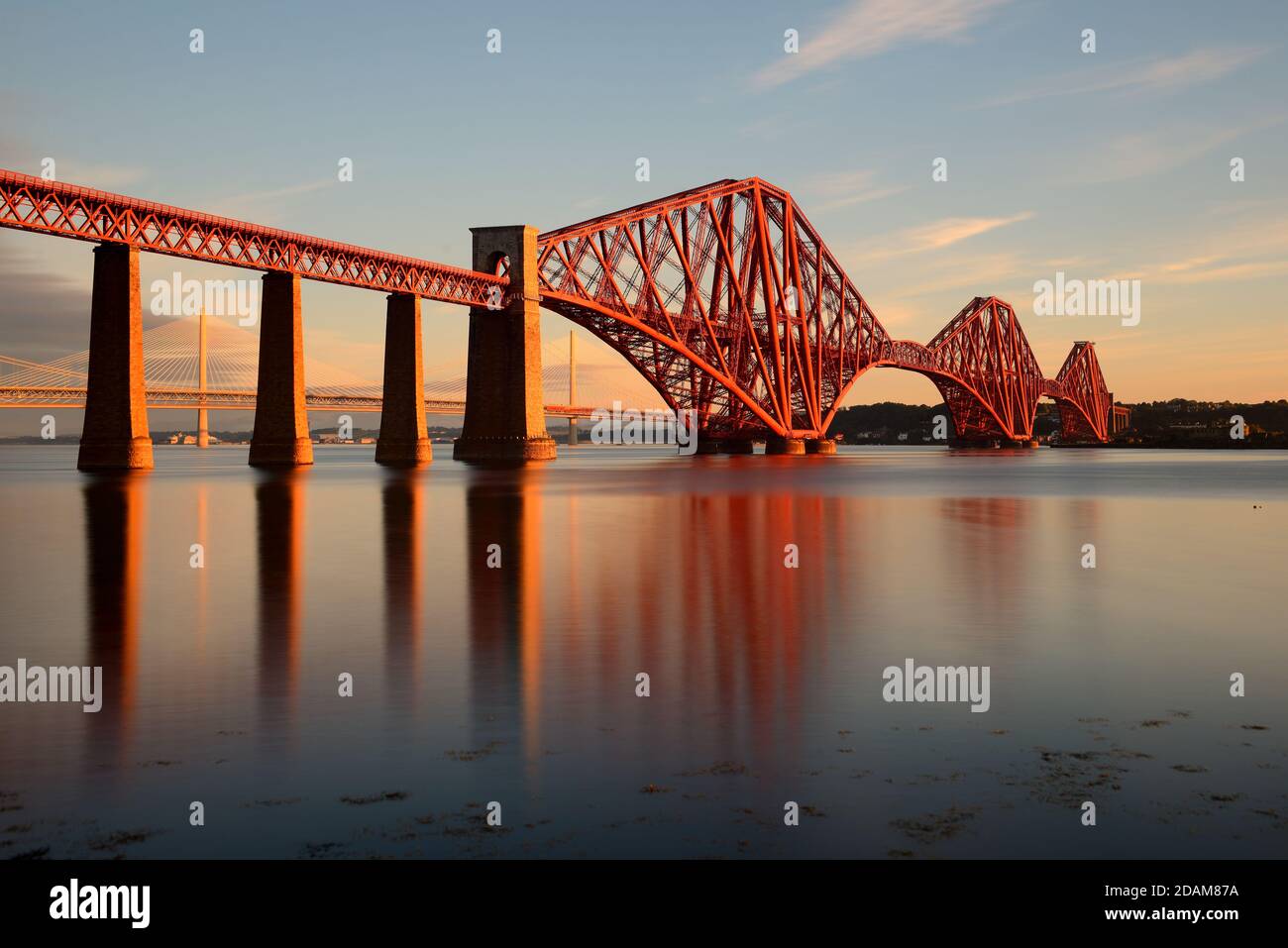 Die Forth Rail Bridge bei Sonnenaufgang, Schottland Stockfoto