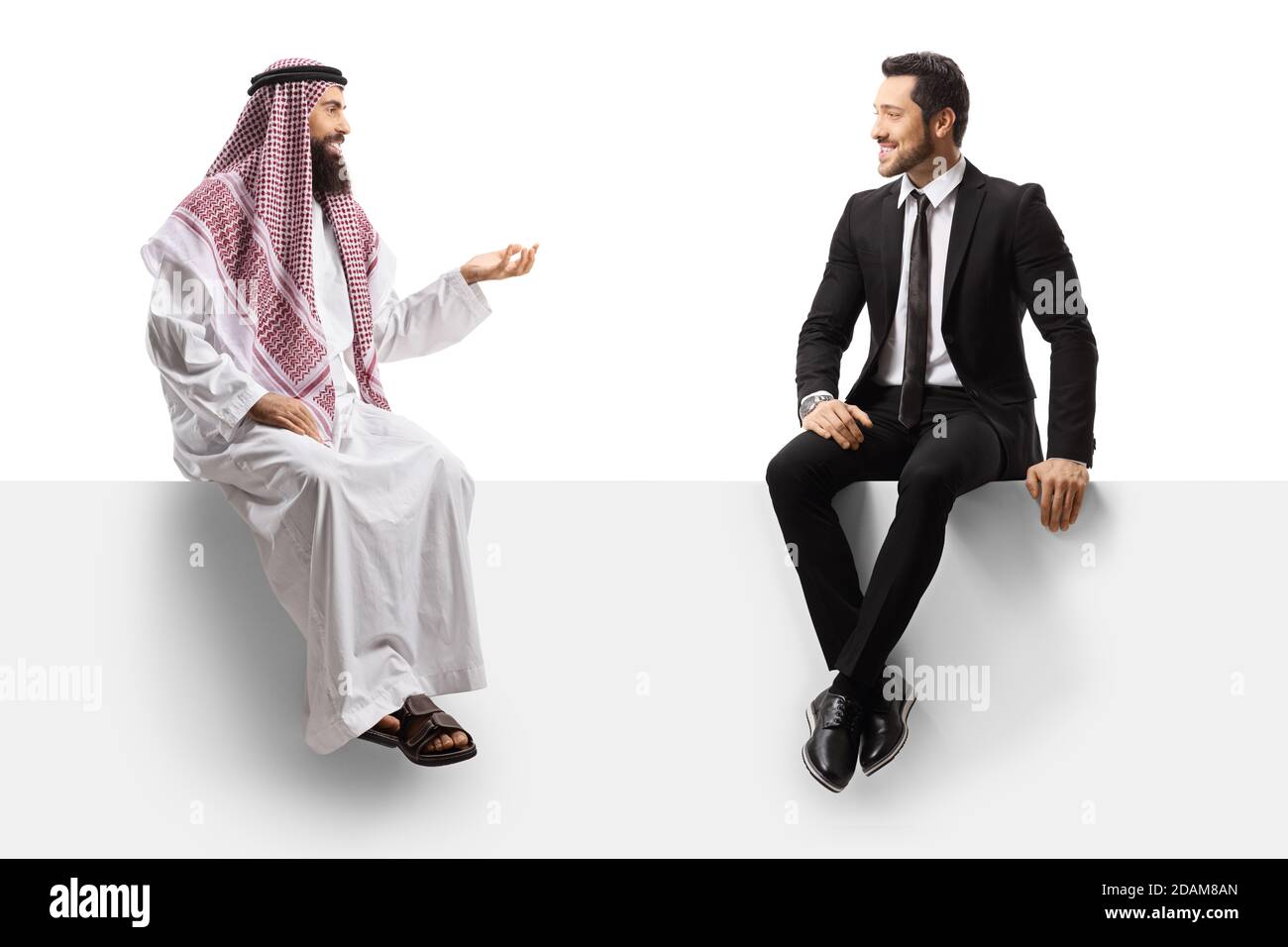 Geschäftsmann sitzt auf einem Panel und spricht mit einem saudi arabischer Mann in einem traditionellen Thobe isoliert auf weißem Hintergrund Stockfoto