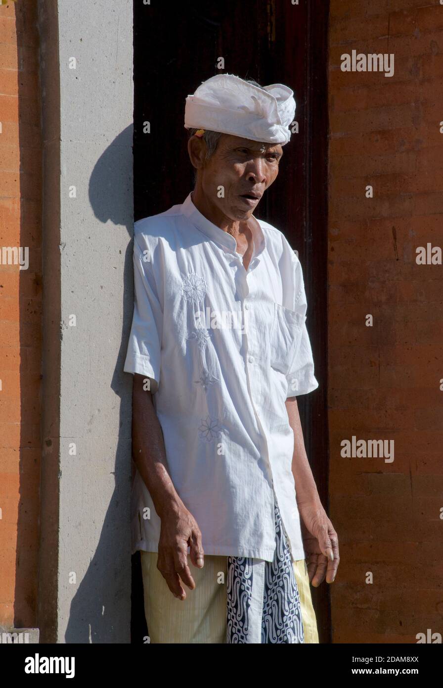 Balinesischer Mann in weißen zeremoniellen Kleidern für das Festival von Galungan, Ubud, Bali, Indonesien Stockfoto