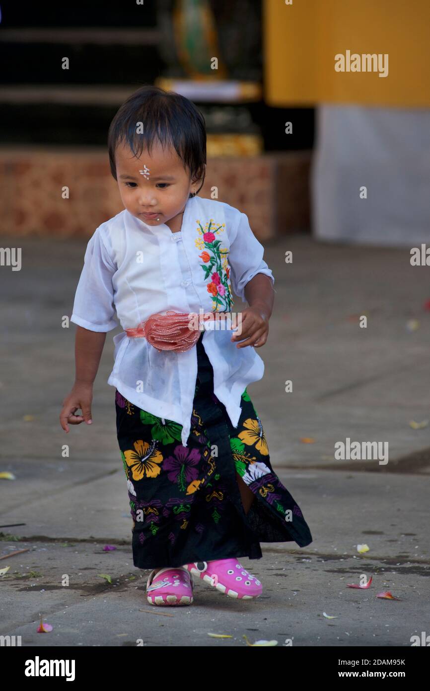 Balinesisches Mädchen in einem Hindu-Tempel für Galungan-Festival, in der Nähe von Ubud, Bali, Indonesien Stockfoto