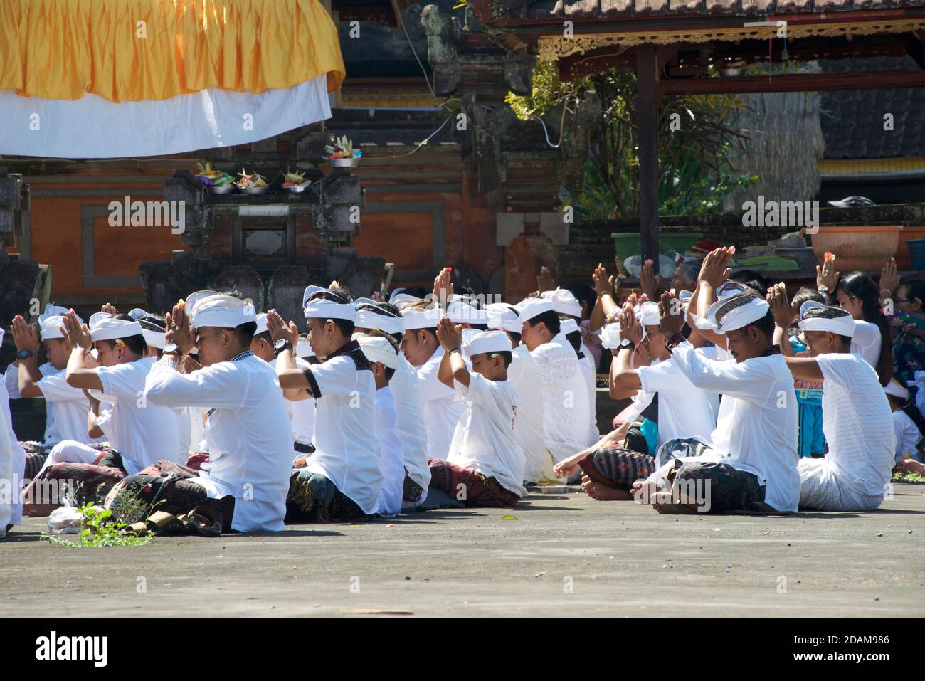 Balinesen beten in einem Tempel außerhalb von Ubud, Bali für Galungan Festival. Bali, Indonesien Stockfoto