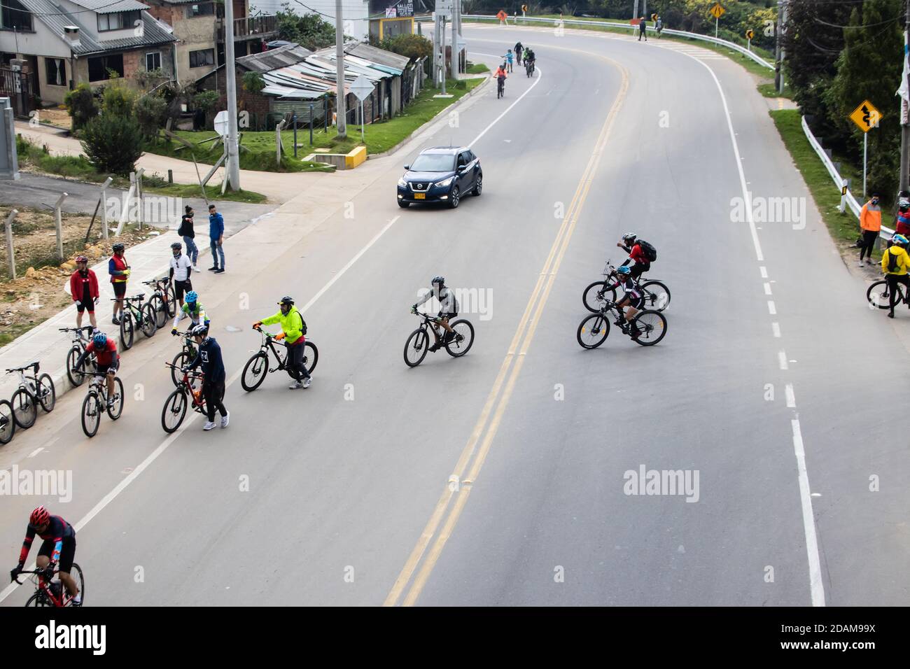 LA CALERA KOLUMBIEN - OKTOBER, 2020: Gruppe von Amateurradfahrern, die die Straße zwischen Bogota und La Calera auf den Bergen in Kolumbien überqueren Stockfoto