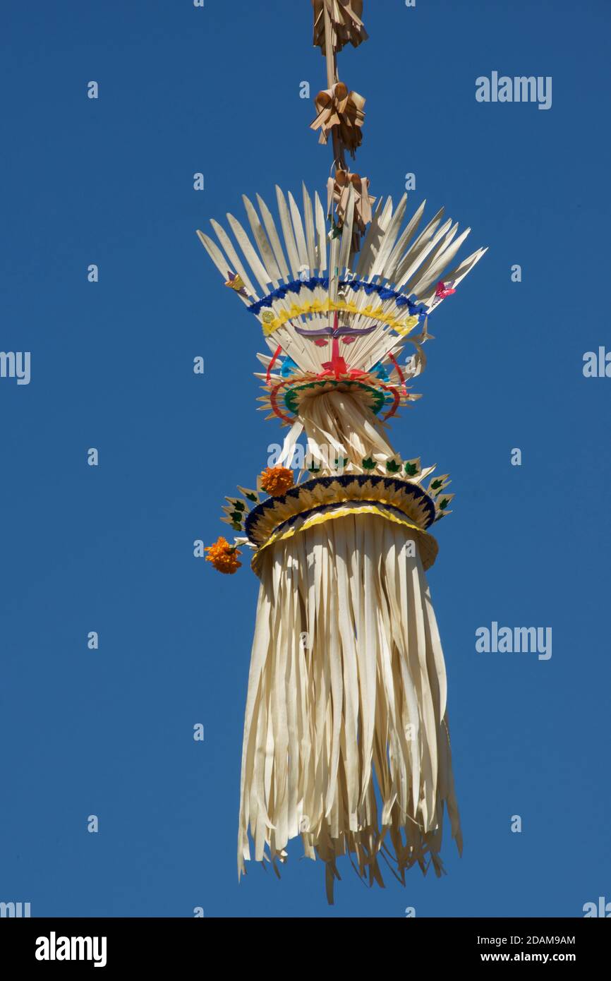 Handgemachtes traditionelles Angebot für Schutz und Segen. Reisgöttin Dewi Sri. Hängen in der Straße für Galungan Festlichkeiten. Bali, Indonesien Stockfoto