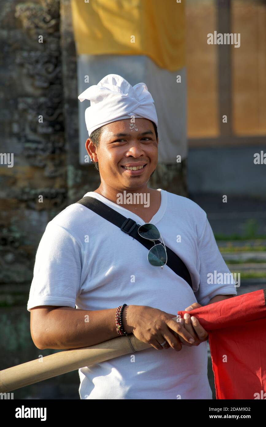 Balinesischer Mann in traditioneller balinesischer Kopfbedeckung in einem Tempel, in der Nähe von Ubud, Bali, Indonesien Stockfoto