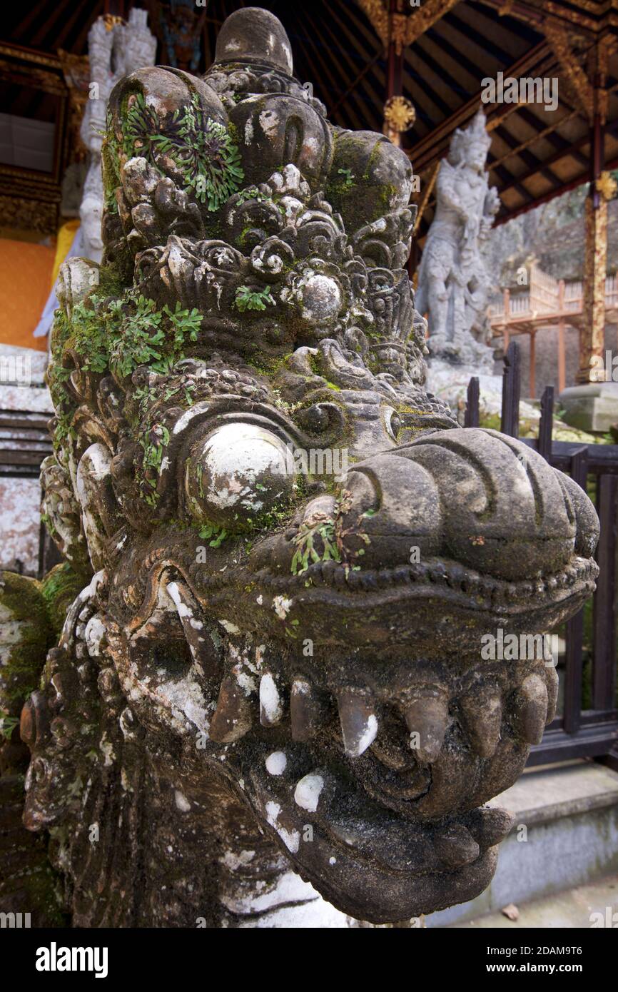Stein geschnitzte Naga am Eingang zu einem Tempel. Naga symbolisiert das Unterreich der Erde oder Unterwelt. Gunung Kawi Tempelkomplex, Tampaksiring, Bali, Indonesien Stockfoto