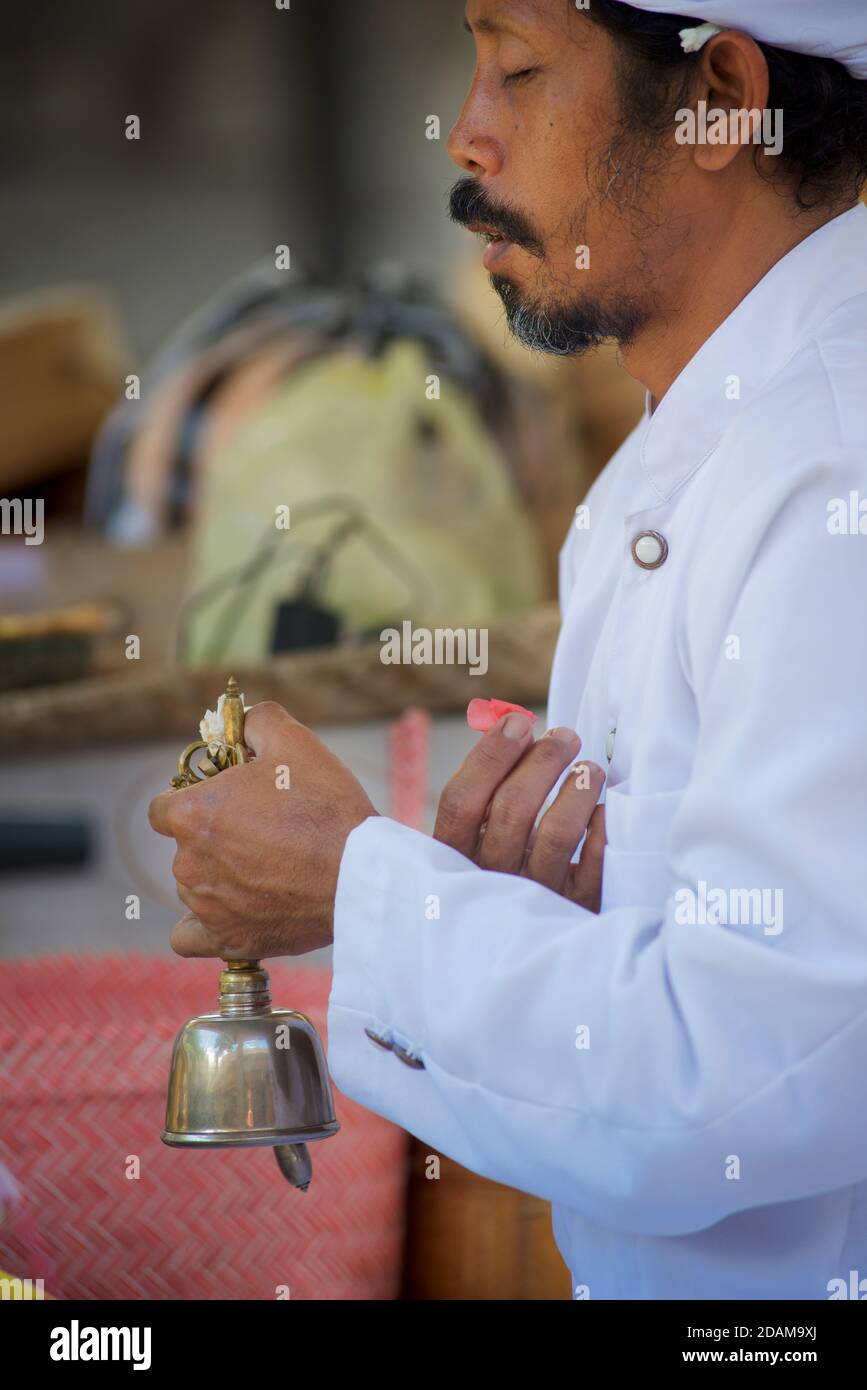 Balinesischer hinduistischer Priester im Gunung Kawi Tempelkomplex, Tampaksiring, Bali, Indonesien Stockfoto