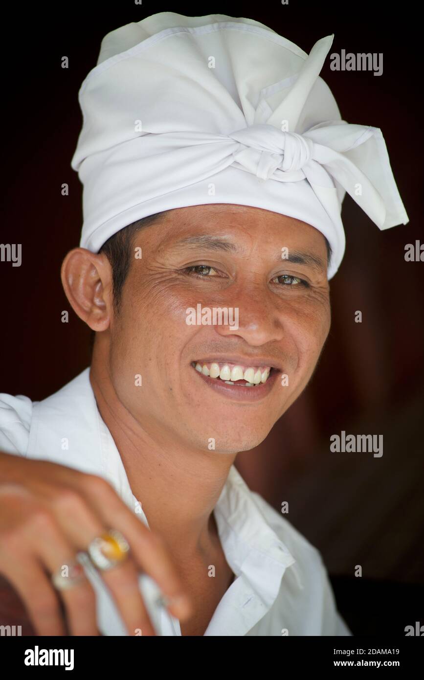 Portrait eines balinesischen Mannes in traditioneller weißer Kopfbedeckung für Galungan Feierlichkeiten, Tirta Empul Tempel, Bali, Indonesien Stockfoto