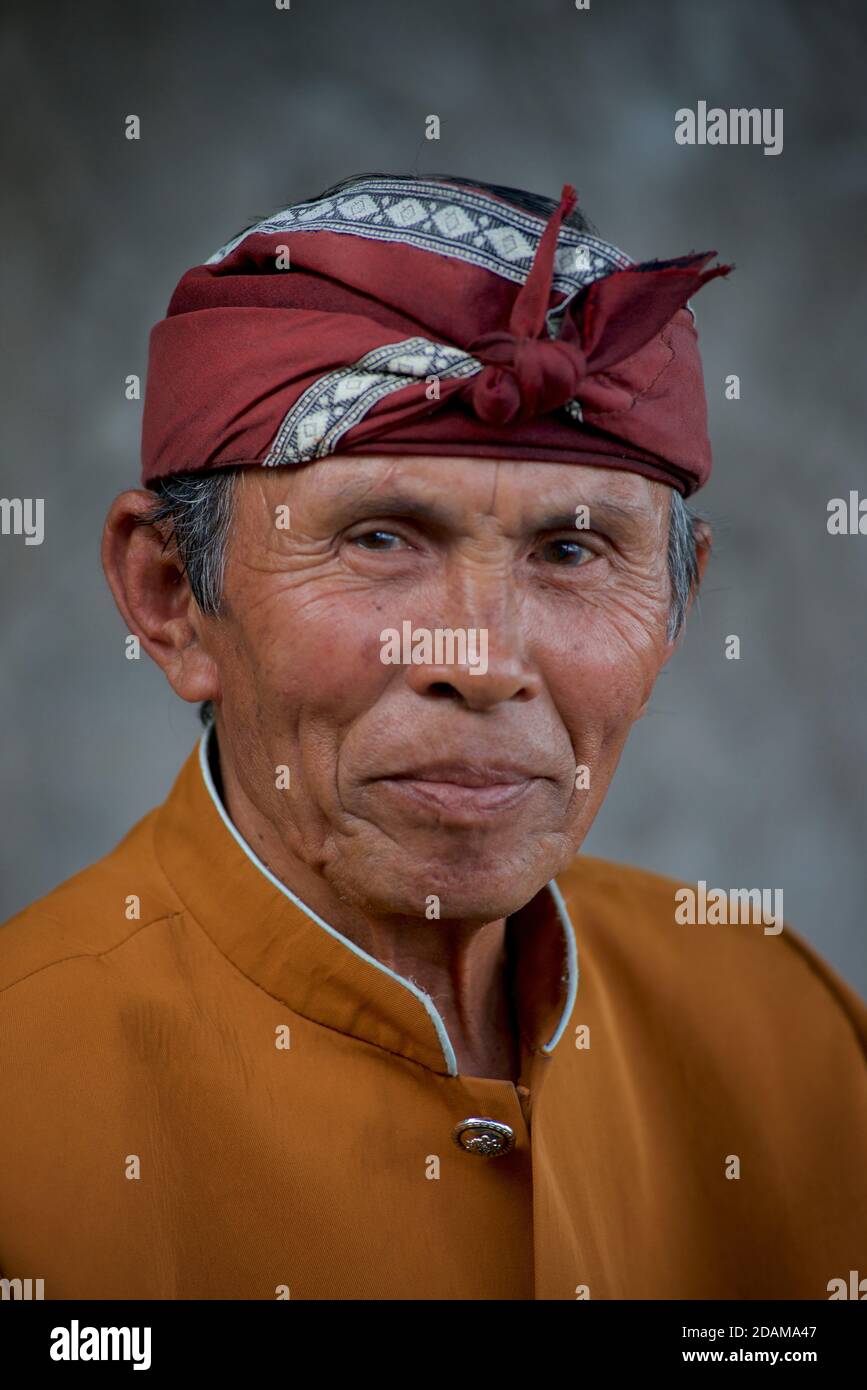 Balinesischer Mann in balinesischer Kleidung. Bali, Indonesien Stockfoto