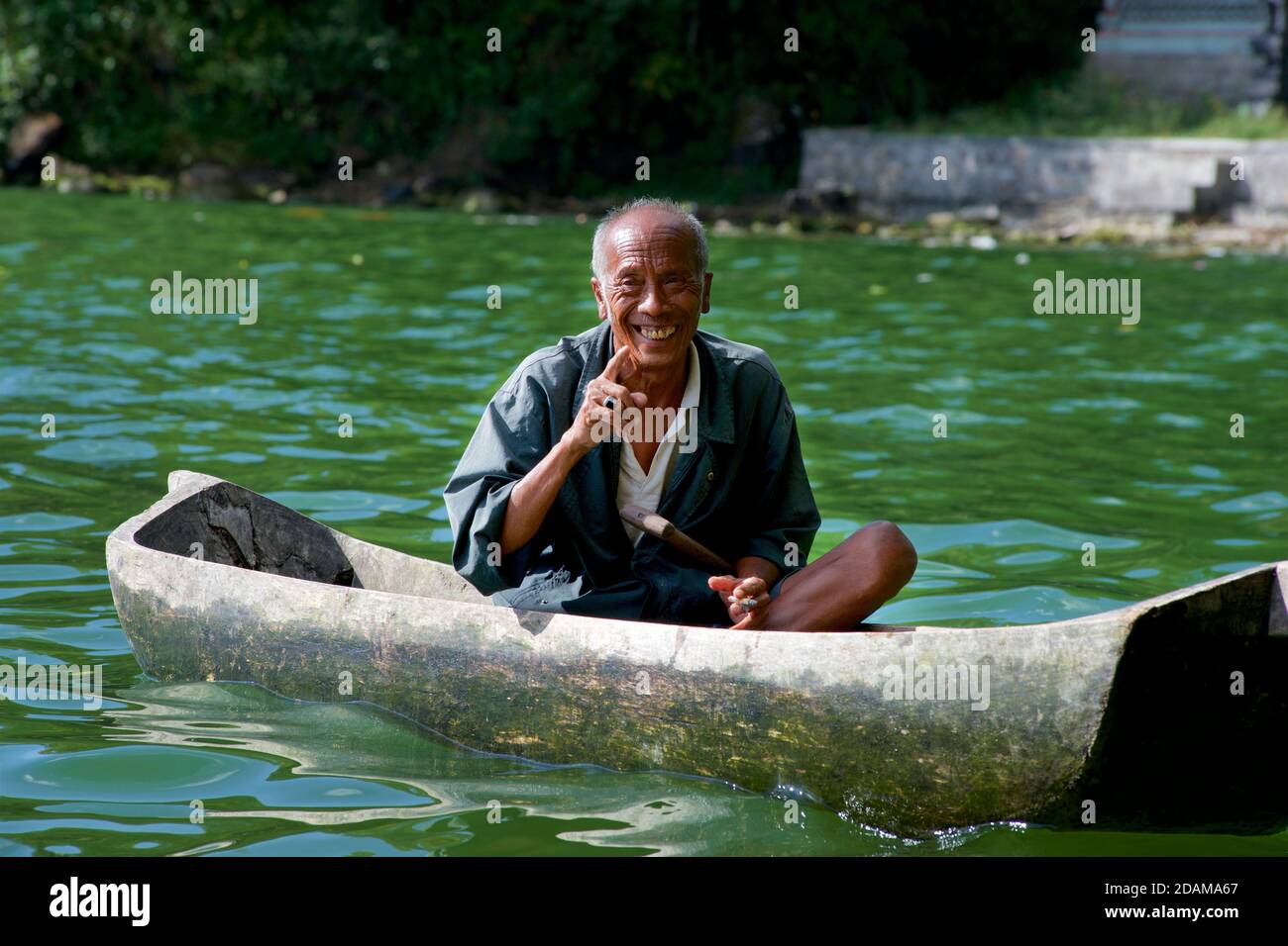 Balinesischer Mann aus einer Bali Aga Gemeinde in einem Ausgustboot auf dem See Batur, Bali, Indonesien Stockfoto