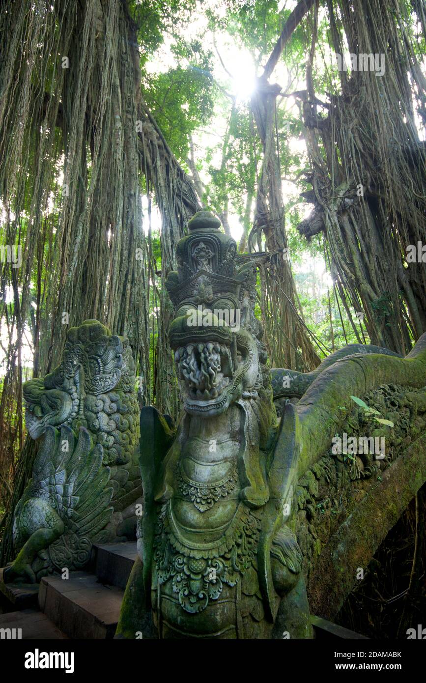 Steinbrücke mit verzierten geschnitzten Naga - Drachenbrücke in Monkey Forest, Ubud, Bali, Indonesien Stockfoto