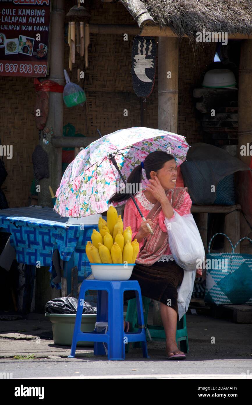 Balinese sweetcorn seller, Bedugul, Bali, Indonesien Stockfoto