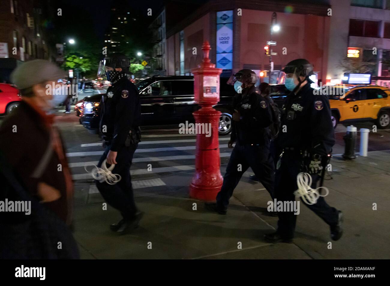 Stark verzahnte NYPD-Offiziere in der Nacht, Greenwich Village, New York City, New York, USA Stockfoto